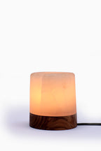 Lampade e portacandele in sale rosa di Potohar