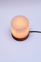 Lampade e portacandele in sale rosa di Potohar