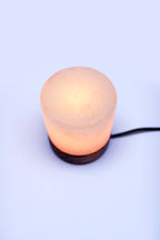 Lampade e portacandele in sale rosa di Potohar